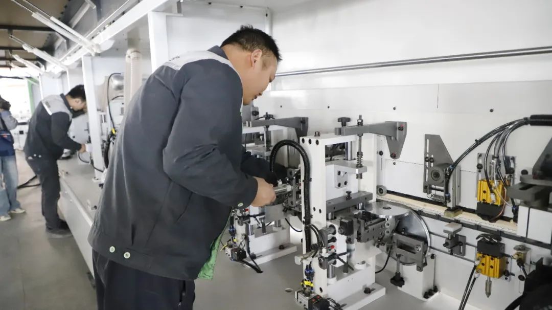 港南區(qū)博易特智能家居產(chǎn)業(yè)園設備安裝進入沖刺階段，普通機械設備安裝服務是關(guān)鍵一環(huán)