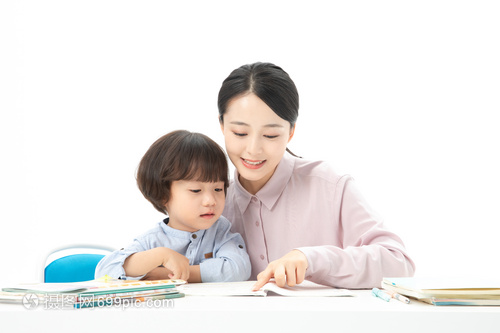 學(xué)前教育中教師指導(dǎo)的藝術(shù) 以愛(ài)為引，以趣為徑